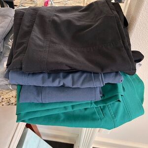 Bundle of four + pair of Figs Men’s scrubs. NWT to VGUC. XL